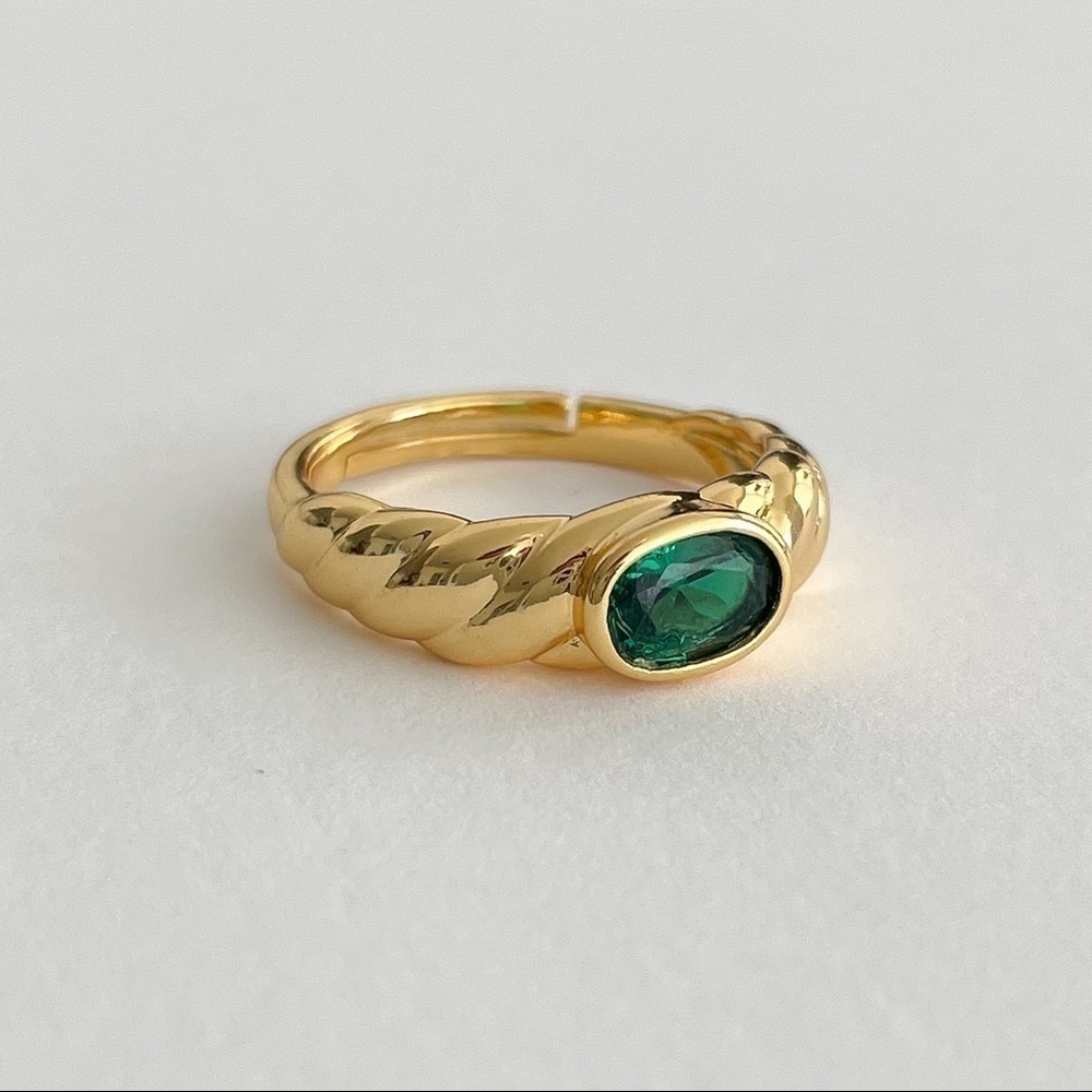 Emerald Signet Ring Gold Ring Emerald Ring​​​​​​​​​​​​​​​​​​